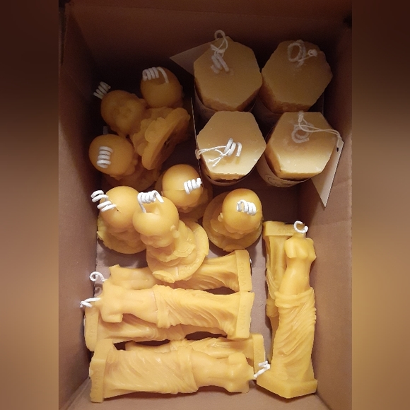 Hand-poured Honeycomb Beeswax Pillar - Picture 5 of 10